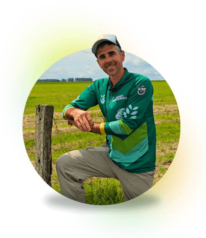 Luis Henrique Ereno no campo, apoiado em uma cerca, usando camisa verde e boné.